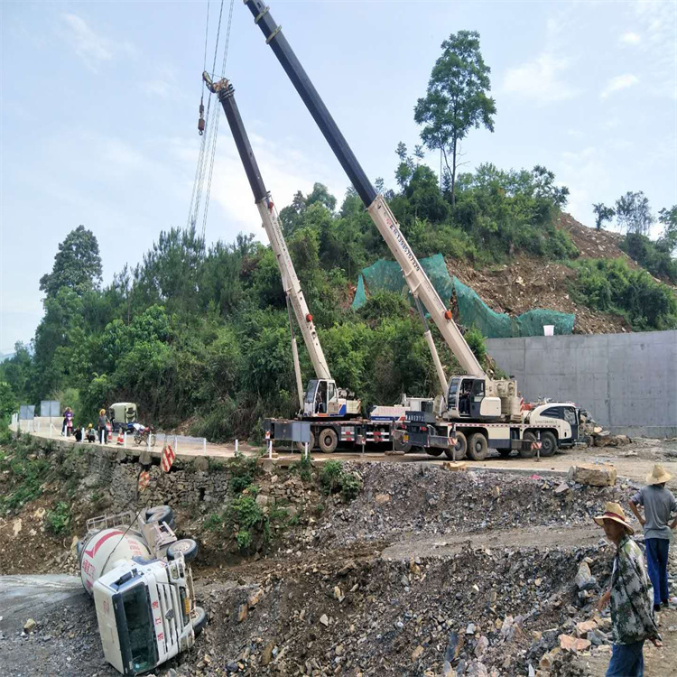 金江镇汽车掉沟里叫吊车救援要多少钱